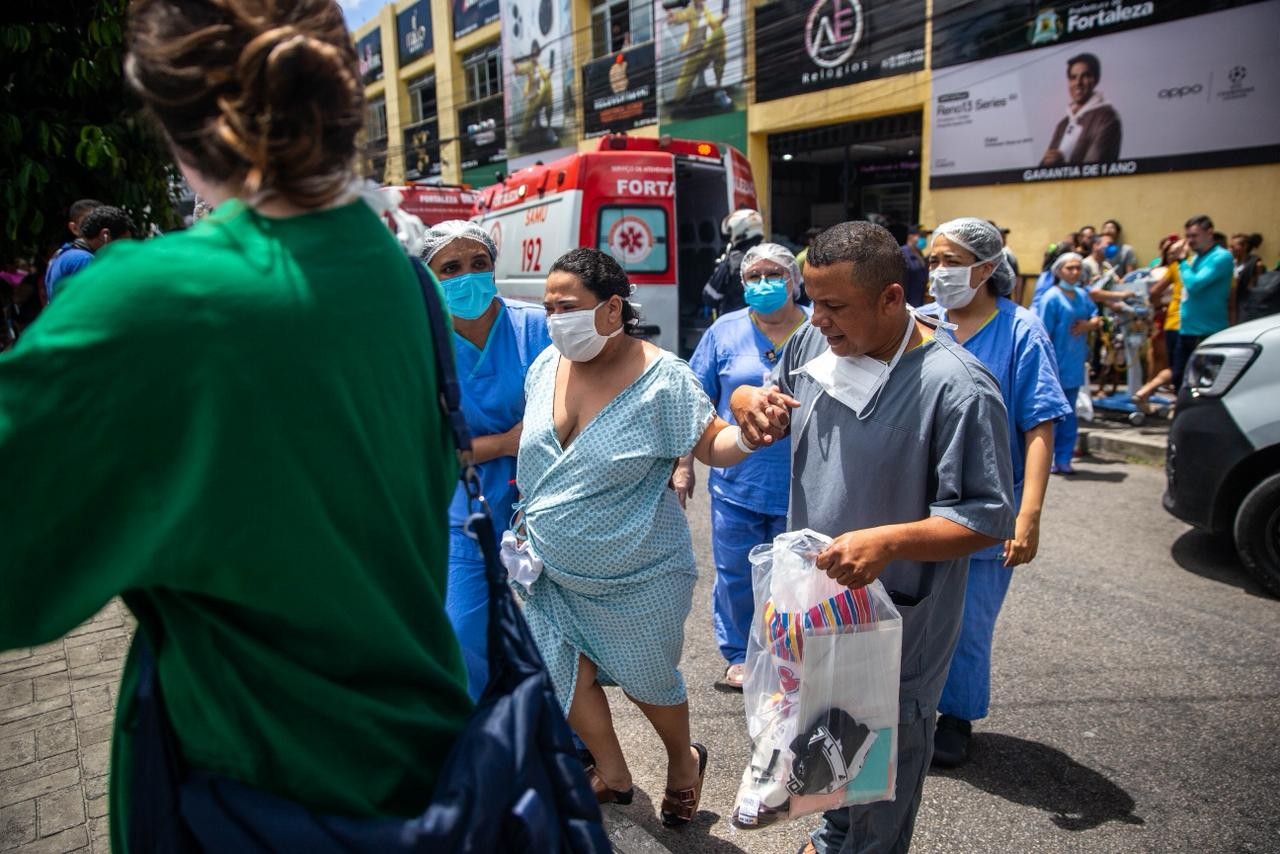 Mães e bebês são resgatados após incêndio em hospital de Fortaleza. — Foto: Ismael Soares/ Sistema Verdes Mares (SVM)