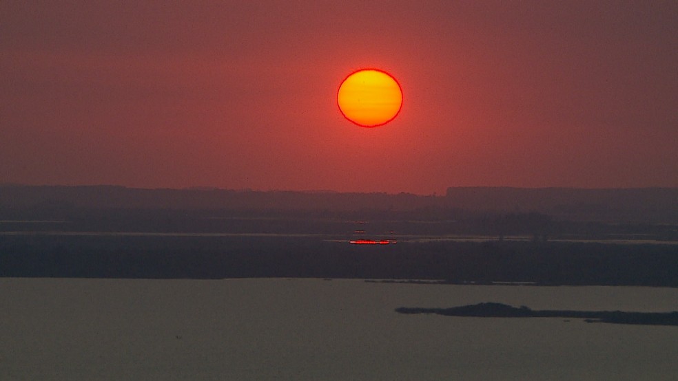 O pôr do sol em Porto Alegre impactado pela fumaça proveniente de queimadas — Foto: Reprodução/ RBS TV