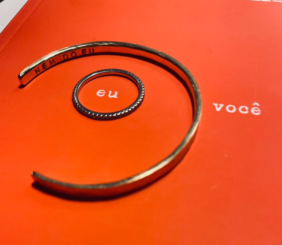 Alianas usadas durante o casamento viraram um novo anel de brilhantes e um bracelete com uma mensagem: 'Nem doeu'  Foto: Yane Diniz/Arquivo pessoal