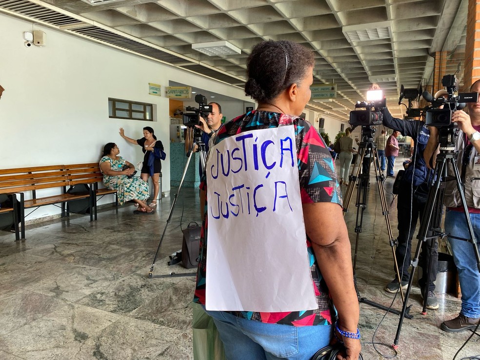 Família e amigos cobram Justiça pela morte de Emilly Azevedo Sena, de 16 anos, em Cuiabá, durante o velório dela — Foto: Vitória Maria/ Tv Centro América