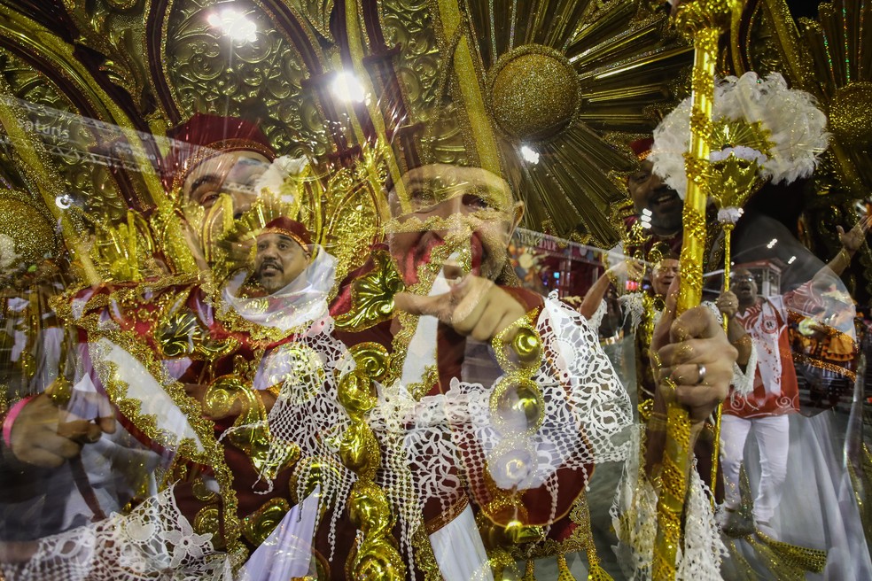 Escola Mocidade Alegre durante desfile do Grupo Especial na 2ª noite no Anhembi; fotografia feita em múltipla exposição faz parte de ensaio especial do g1 realizado durante o carnaval de SP — Foto: Fábio Tito/g1