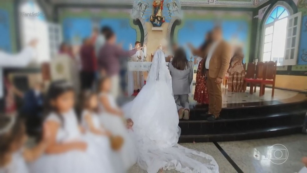 A cerimônia de casamento de Hyara e o marido foi realizada pelo bispo de Eunápolis — Foto: Reprodução/TV Globo