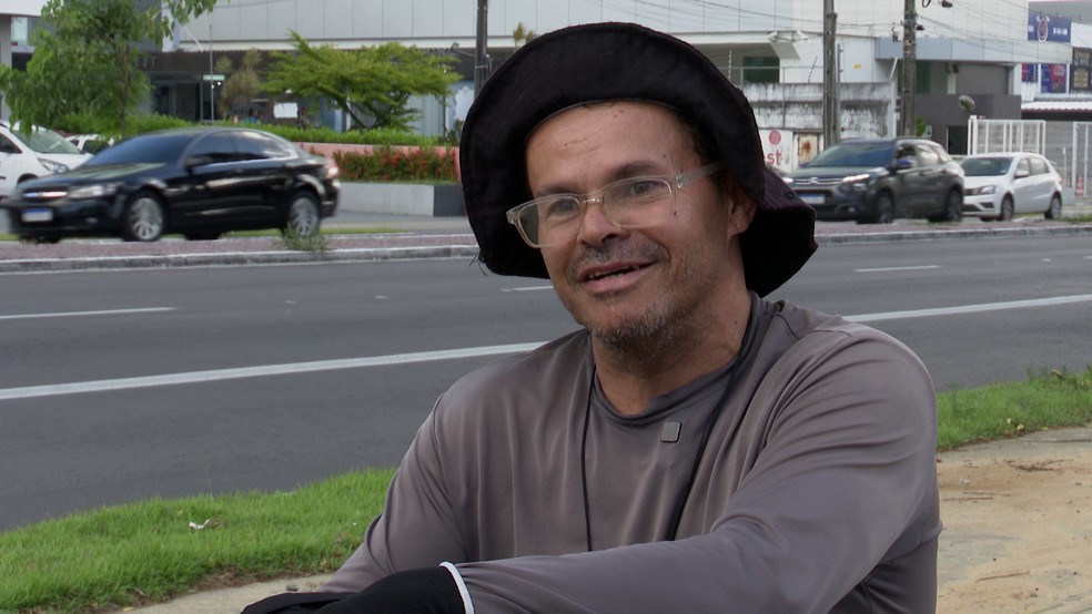 Ivanildo Garcia, de 49 anos, que trabalha como entregador em cadeira de rodas — Foto: TV Cabo Branco/Reprodução