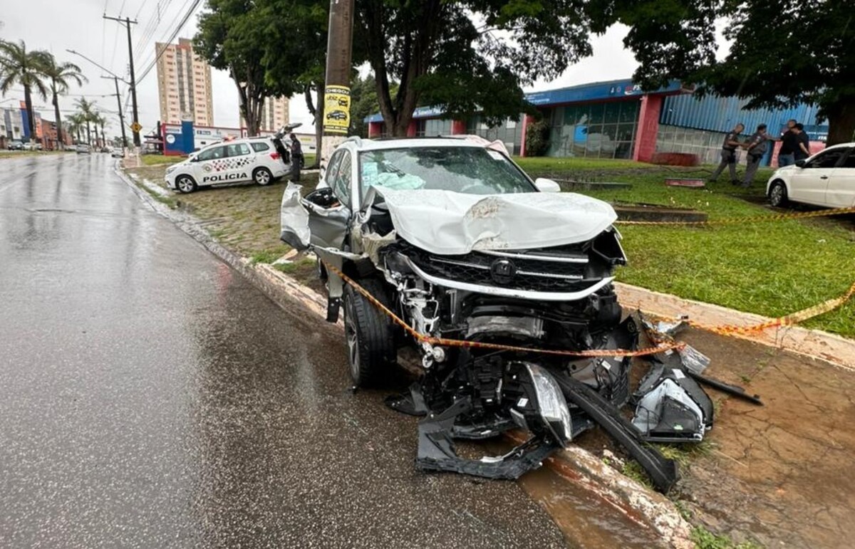 Acidente em rodovia de Capão Bonito deixa vítima presa às ferragens 