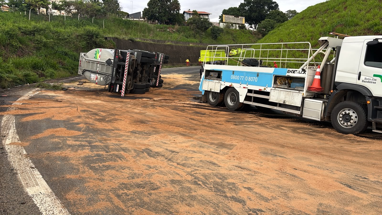 Carreta com 45 mil litros de diesel tomba e interdita alça de acesso em Campinas