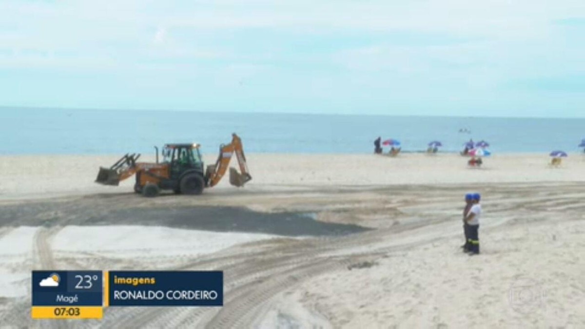 Mancha de poluição aparece na praia de Ipanema