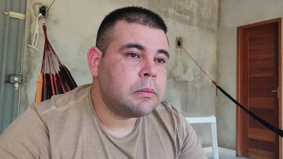 Enlutado, Kelvin Vieira dos Santos conta que estava trabalhando quando soube que a esposa estava ferida — Foto: Reprodução/Rede Amazônica Acre