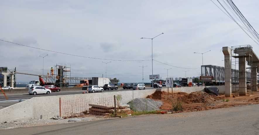 Operação para lançamento de vigas de passarela vai desviar trânsito na Dutra entre sábado (11) e domingo (12) em São José dos Campos; confira