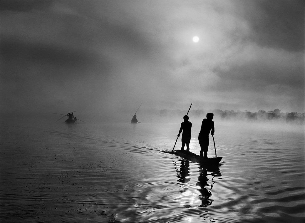 Grupo de indígenas waurá pesca na lagoa Piyulaga, perto de sua aldeia, em Mato Grosso. — Foto: Sebastião Salgado/Divulgação
