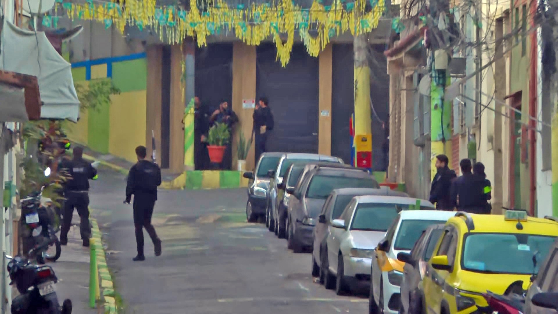 Operação Contenção: polícia tenta prender 98 do Comando Vermelho em ação contra aumento no roubo de veículos