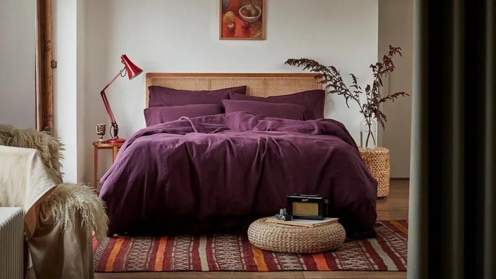 Criar um visual único com as roupas de cama pode ajudar a personalizar o espaço — Foto: Piglet Bed