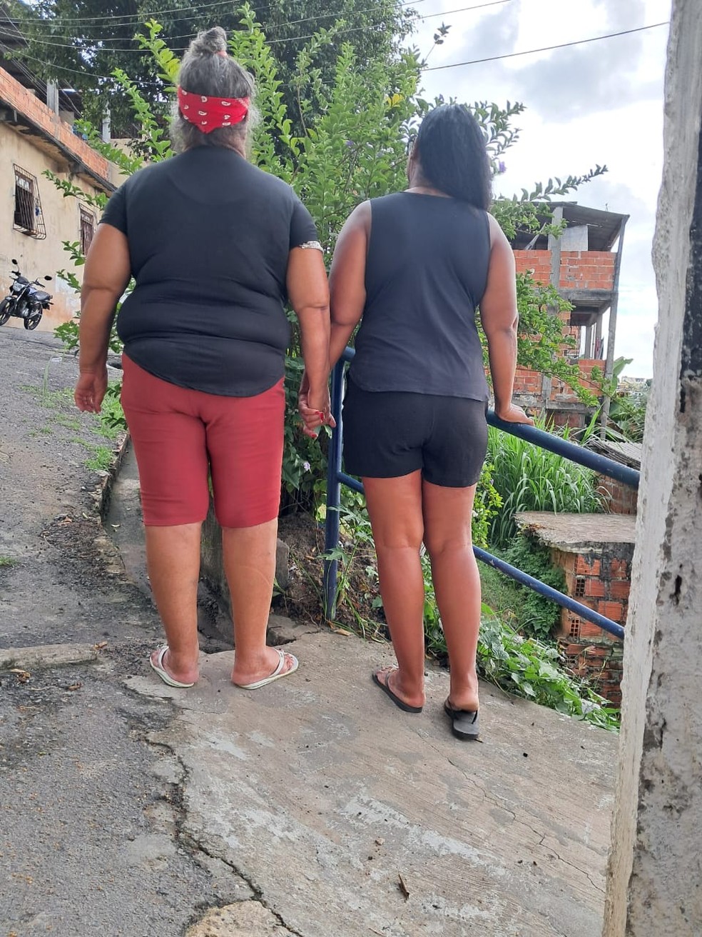 Evanilda Oliveira e Emanuela Firmino rememoram as consequ&ecirc;ncias psicol&oacute;gicas que a fam&iacute;lia teve ap&oacute;s o Crime da Motosserra em 1996 &mdash; Foto: Arquivo pessoal