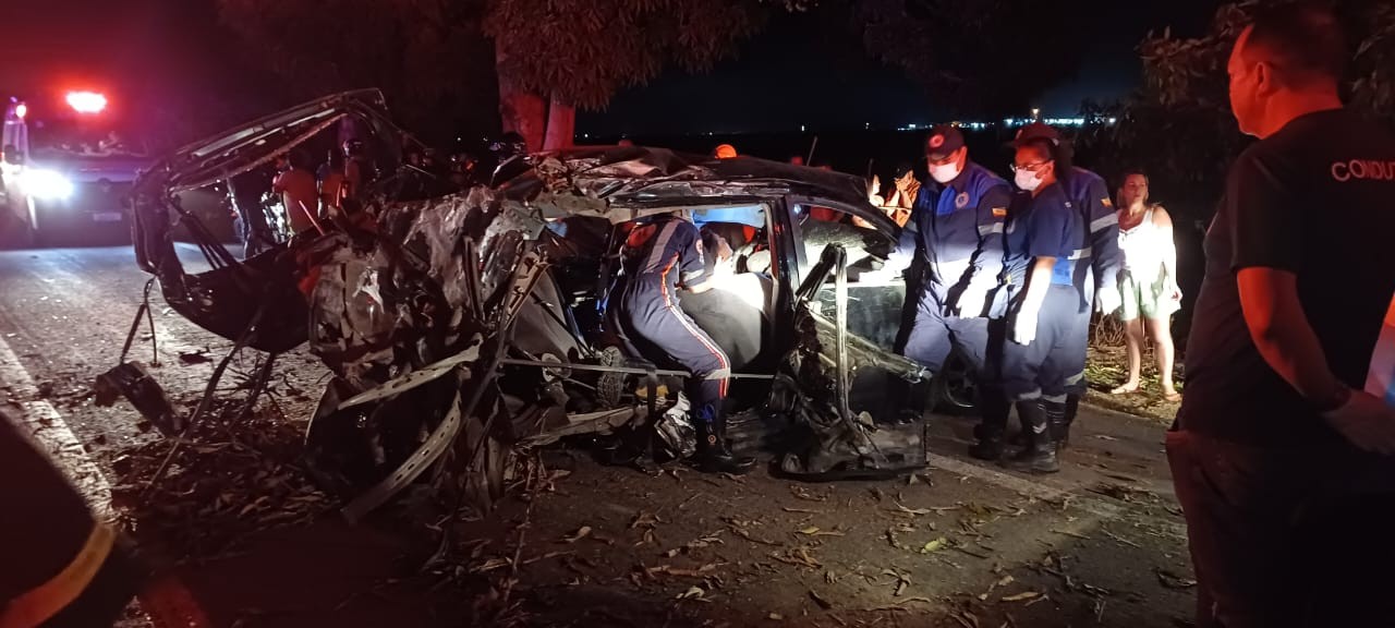 Carro colide contra árvore e deixa uma pessoa morta e outra ferida em Pilar, AL