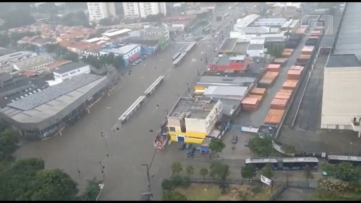 Chuva forte provoca alagamentos e coloca cidade de SP em estado de ...