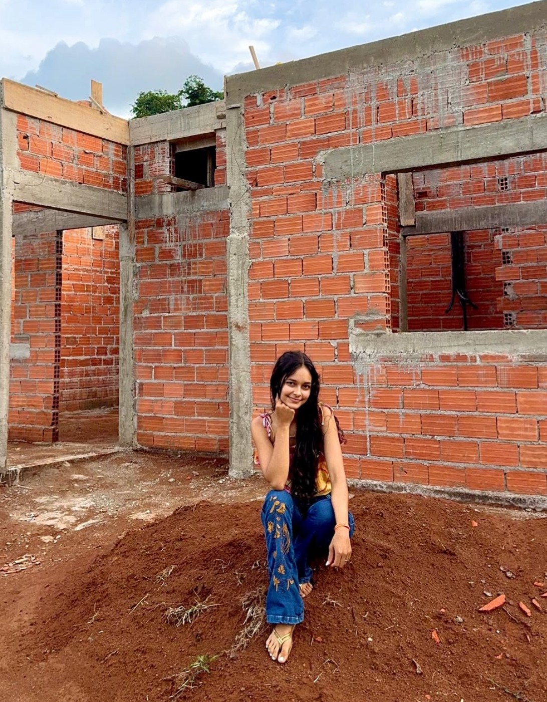 Jovem chamada de 'pobre' por morar em casa de madeira mostra obra da nova residência em alvenaria em RO