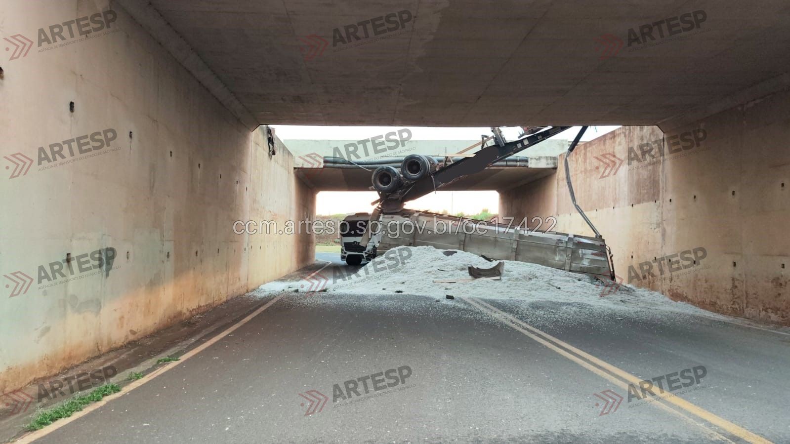 Parte de caminhão bitrem despenca de viaduto, e motorista sai ileso no interior de SP