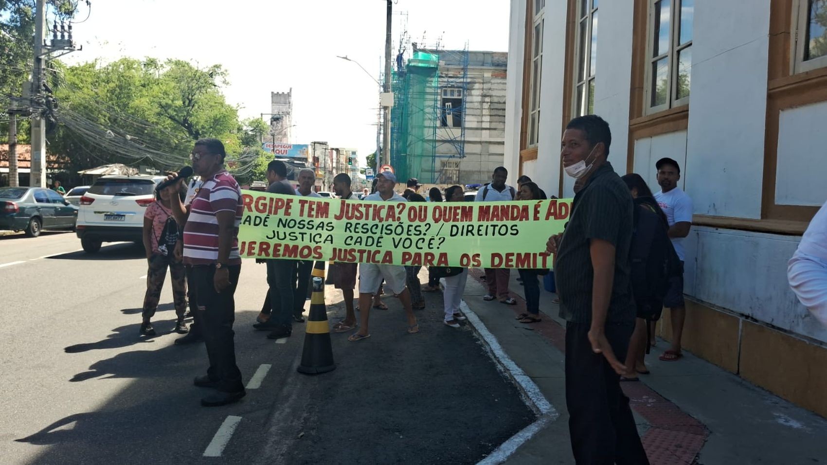 Ex-rodoviários do transporte público da Grande Aracaju protestam em frente à Câmara e cobram pagamento de rescisões 