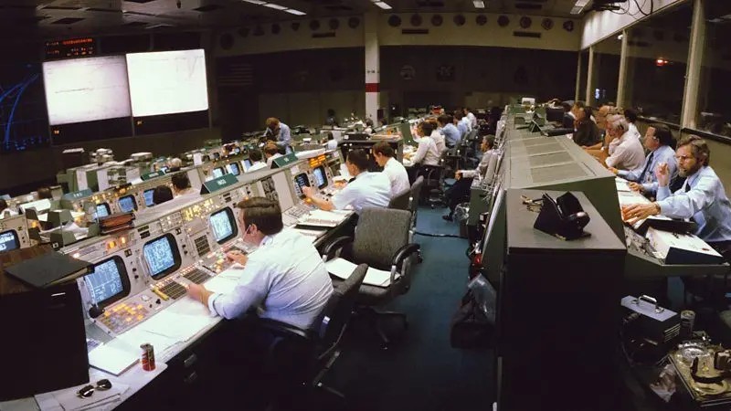 Em imagens, a evolução da sala de controle das missões da Nasa, dos primórdios à Artemis