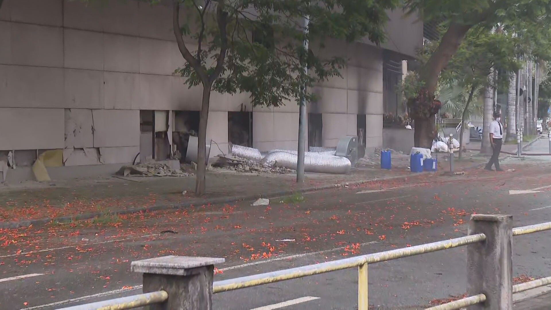 Bombeiros seguem no rescaldo a incêndio no Shopping Tijuca e trecho da Av. Maracanã continua interditado
