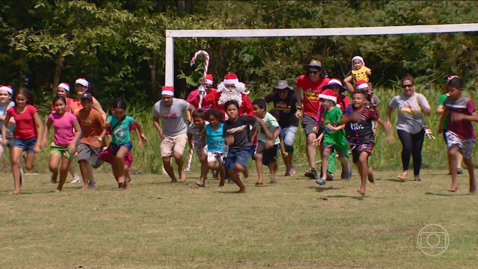 No Amazonas, Papai Noel recebe ajuda de voluntários para chegar até crianças indígenas e ribeirinhas — Foto: Jornal Nacional/ Reprodução