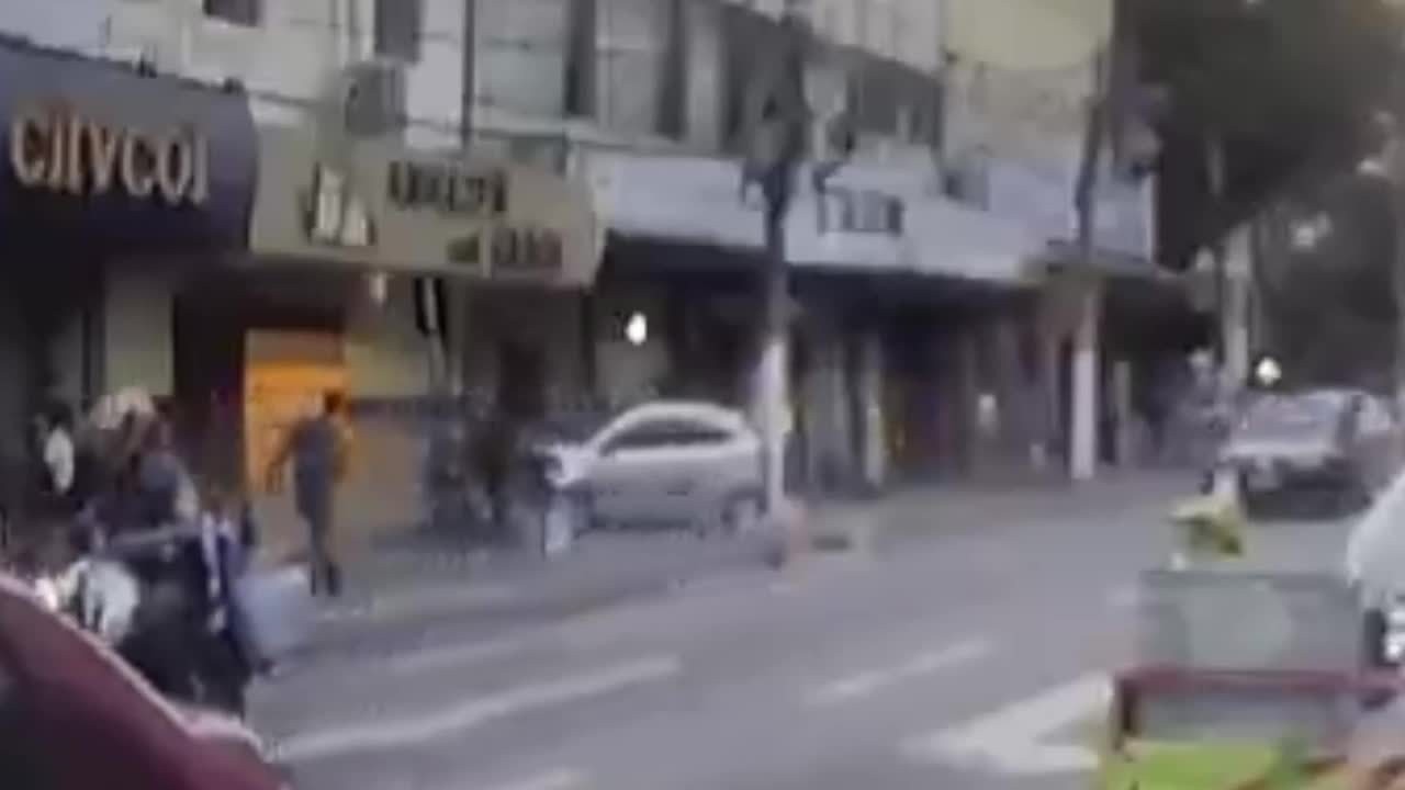 VÍDEO: Carro invade padaria e deixa sete pessoas feridas em Barra Mansa