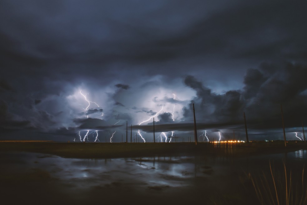 Fotógrafo registra a beleza dos raios que 'cortam' o céu de Presidente Prudente — Foto: Marcel Sachetti/Cedida