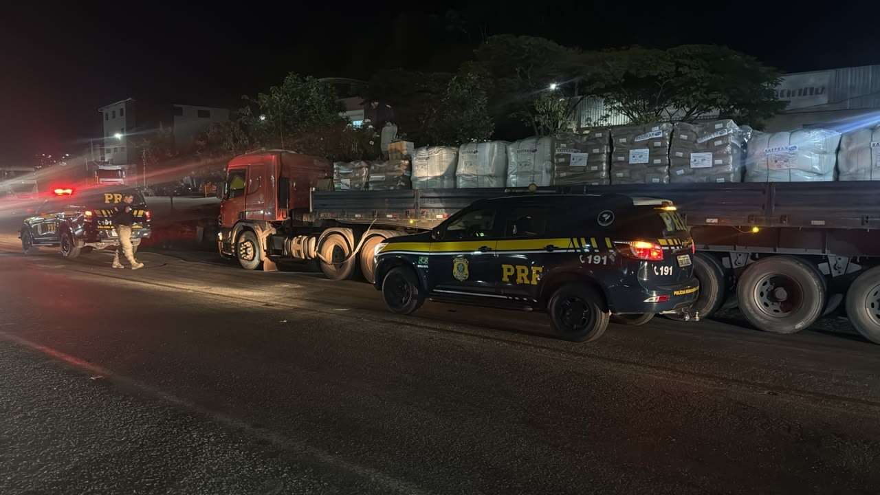 PRF apreende 500 quilos de maconha escondidos em carreta na BR-262