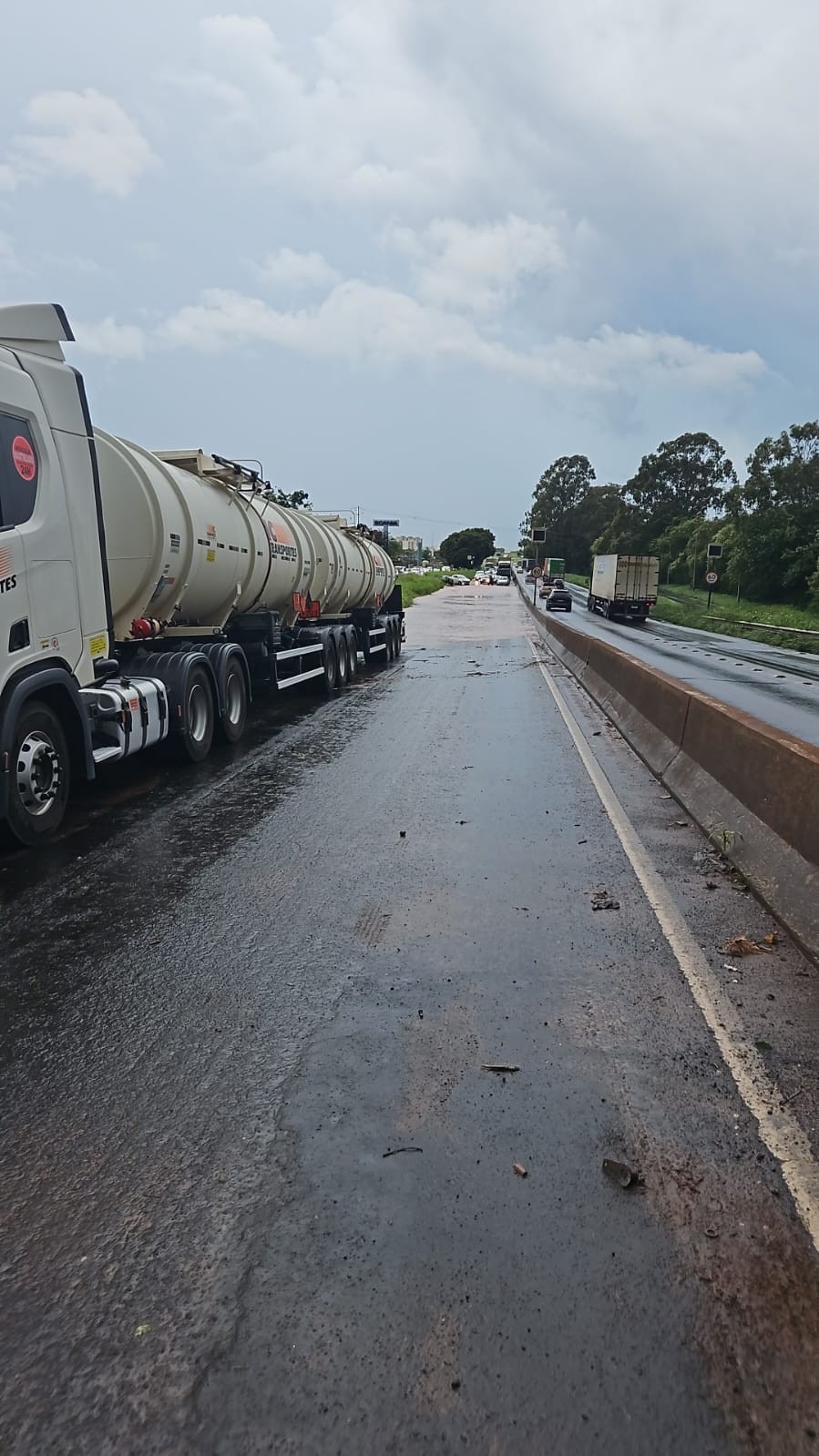 Ciclone extratropical causa alagamentos, bloqueia vias e afeta trânsito em Uberlândia