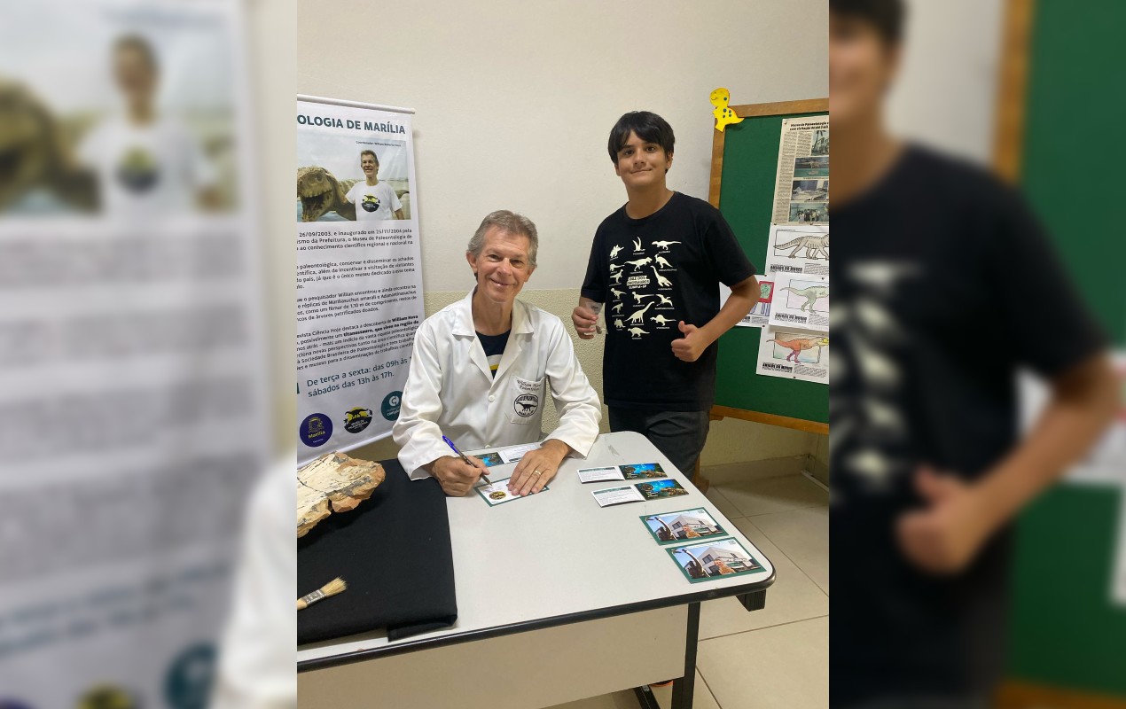 Apaixonado por paleontologia, adolescente dá palestras e comanda canal nas redes sociais sobre dinossauros
