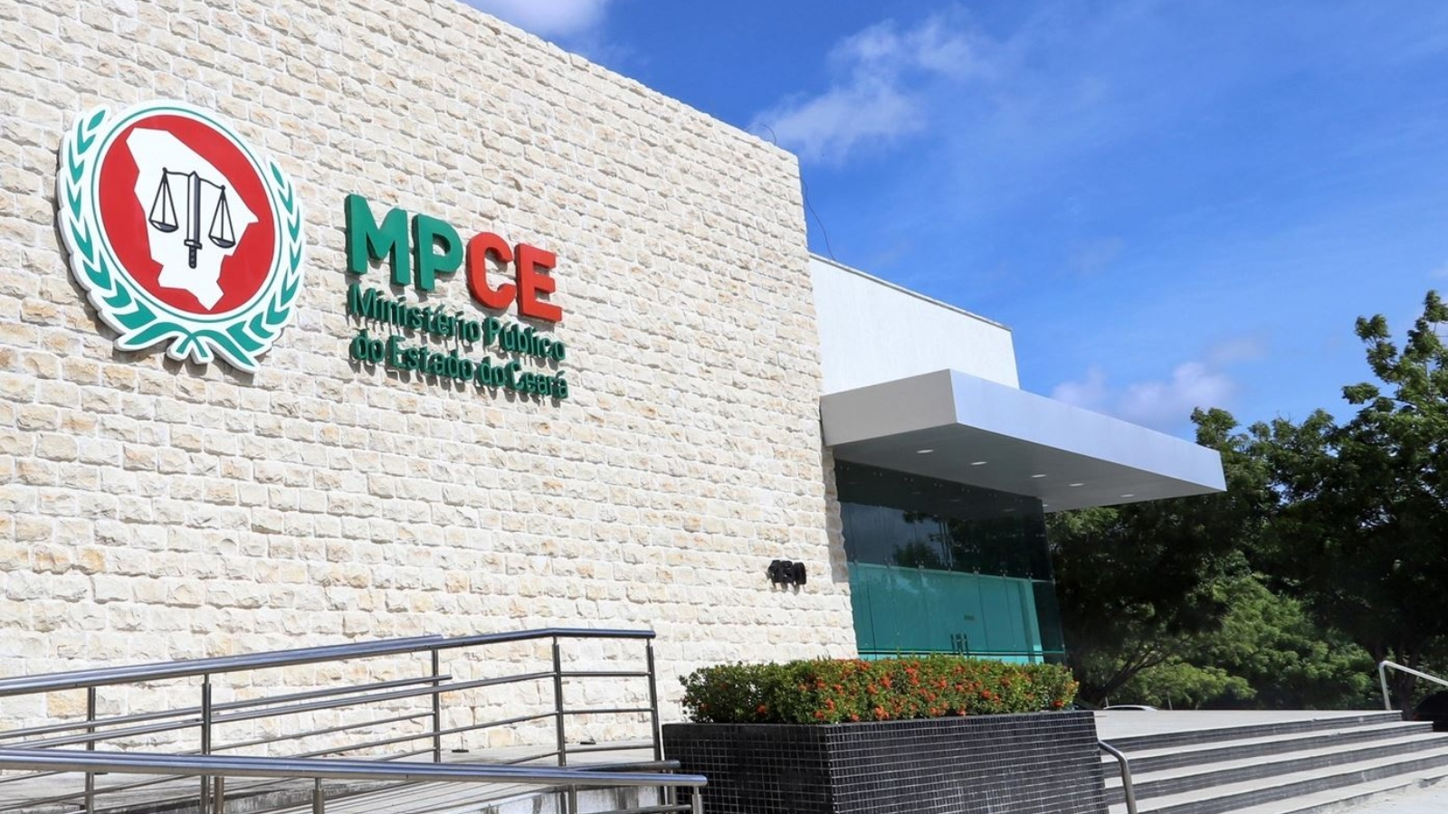 Membros de facção cobravam até R$ 600 para não expulsar comerciantes e moradores de bairro em Caucaia, no CE