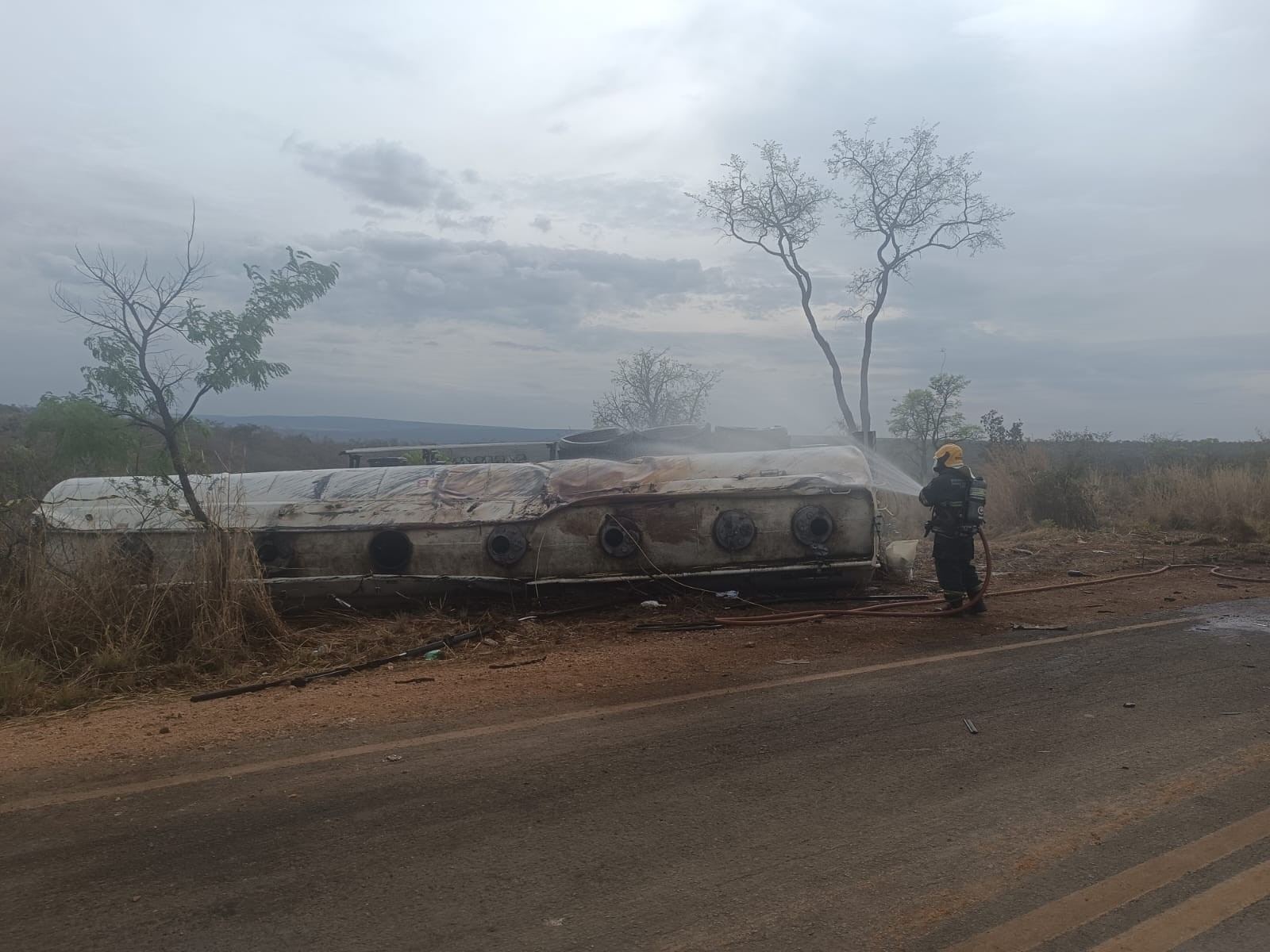 Bombeiros atuam por mais de 24 horas para conter risco de explosão e incêndio após tombamento de caminhão carregado com combustíveis 