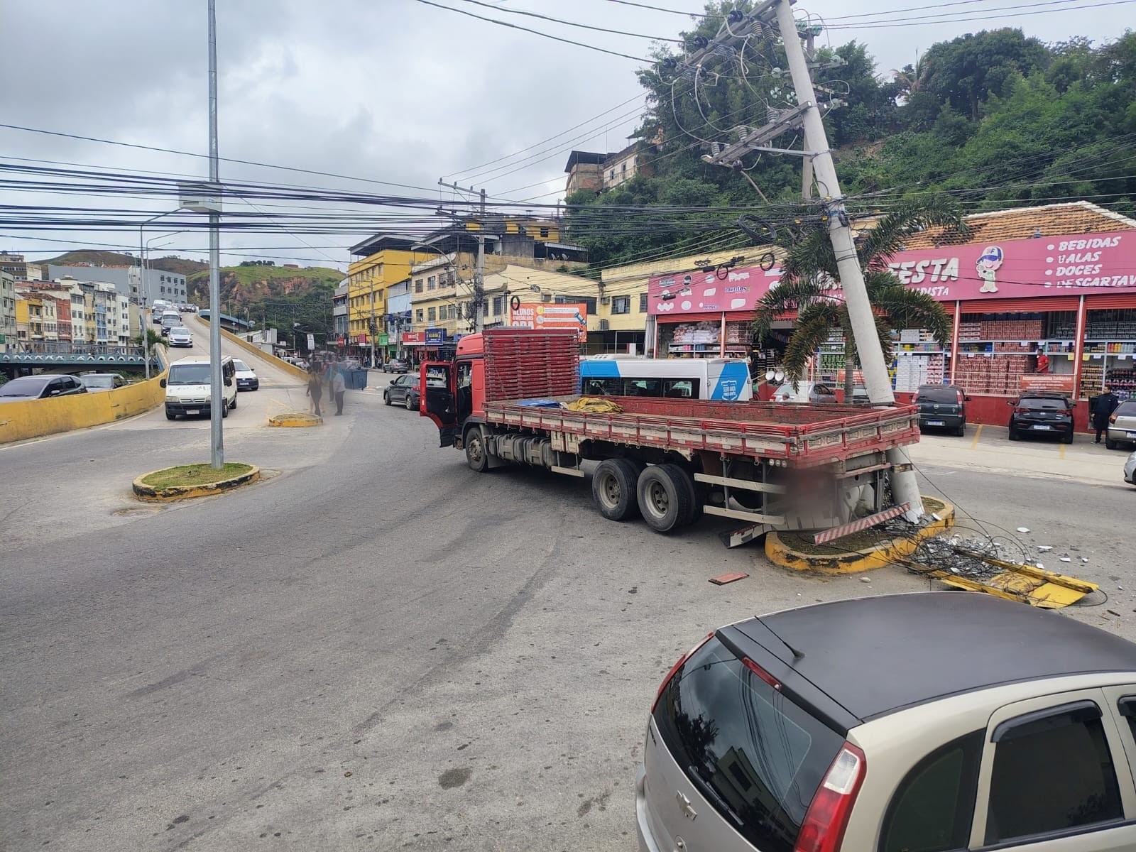 Caminhão passa por cima de motorista em Barra do Piraí