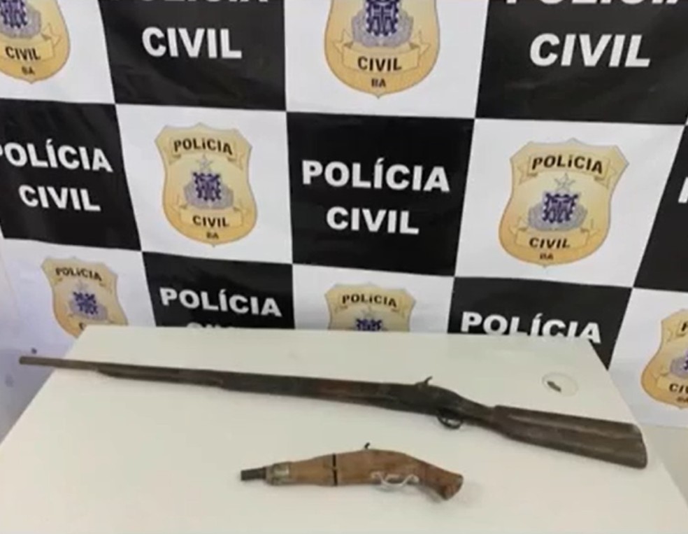 Foram encontradas na residência do suspeito duas armas de fabricação caseira — Foto: Polícia Civil da Bahia