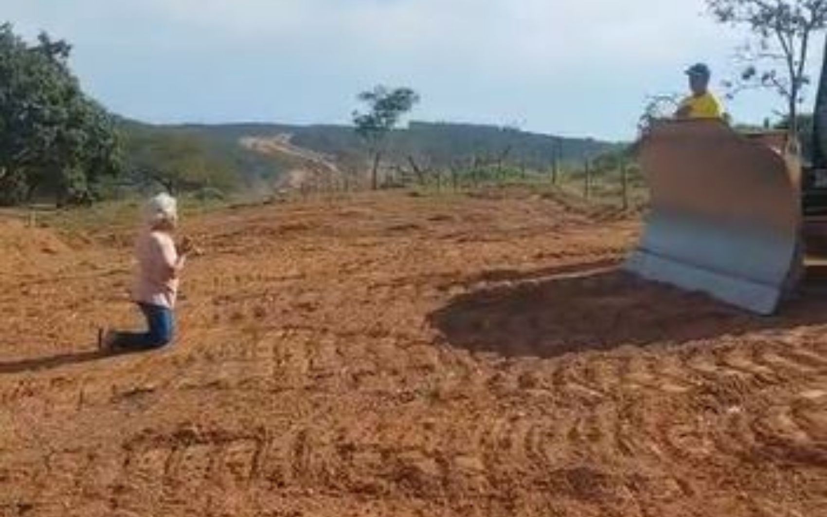 Idosa se ajoelha para tentar impedir máquina de entrar em fazenda para obra de duplicação da GO-330; vídeo