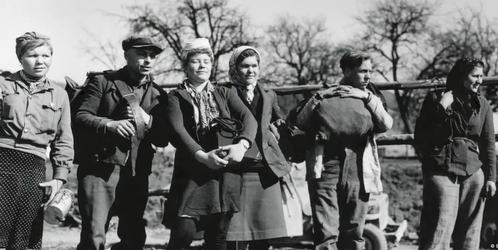 Grupo de civis russos que foi obrigado a fazer trabalhos forçados durante o regime nazista — Foto: Foto: Everett Collection/IMAGO