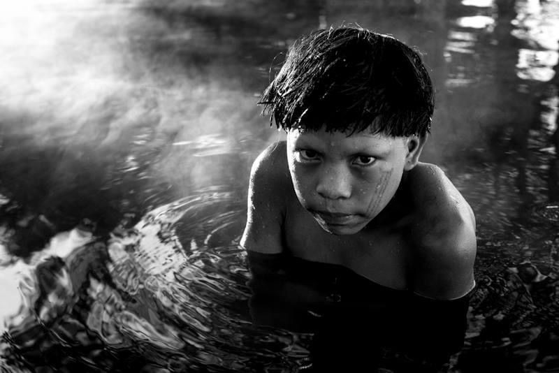 menina brincando no rio Oiapoque, em Vila Brasil, WWF-Brasil