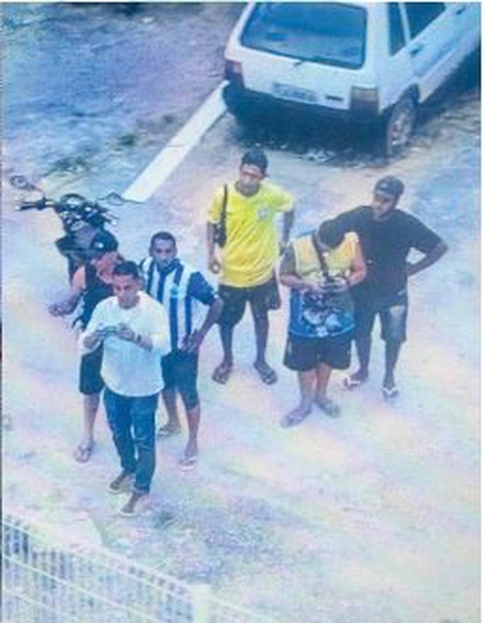 José Carlos, de camisa branca, com suspeitos de integrar o tráfico de drogas na Ilha do Governador, segundo a Polícia Civil — Foto: Reprodução