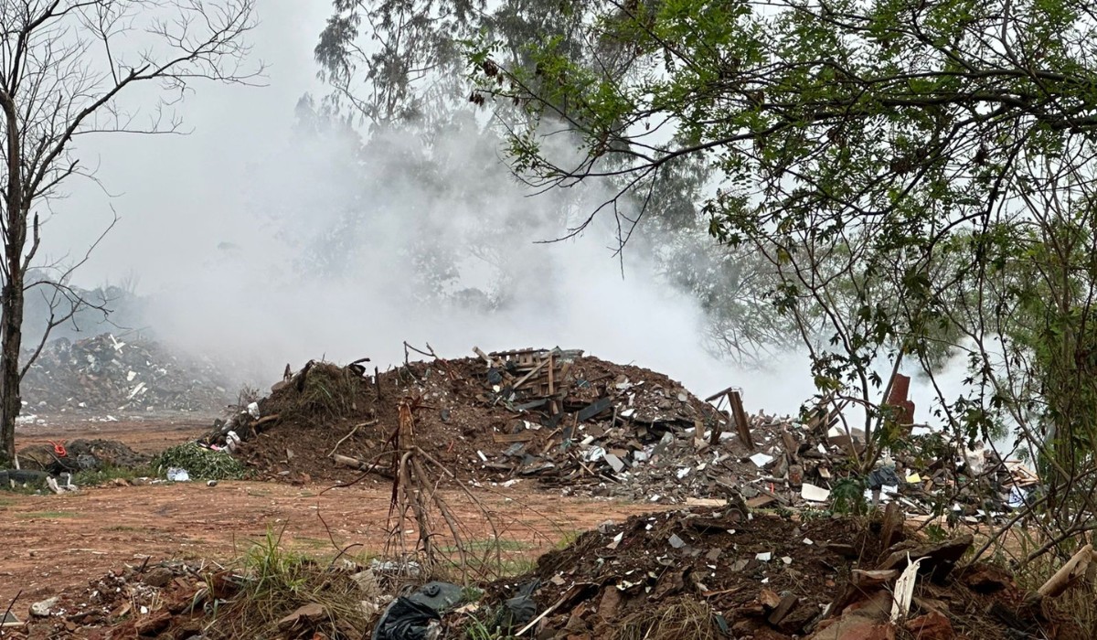 Defesa Civil diz que depósito de lixo irregular atingido por incêndio vai ser lacrado em Presidente Prudente