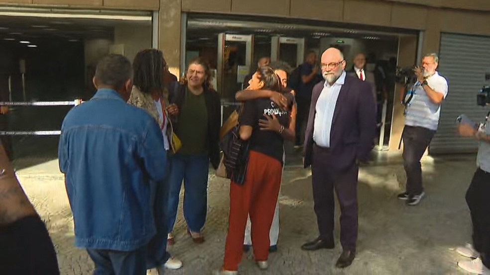 Família de Marielle Franco chega ao Tribunal de Justiça para o segundo dia do júri de Ronnie Lessa e Élcio Queiroz — Foto: Reprodução/TV Globo