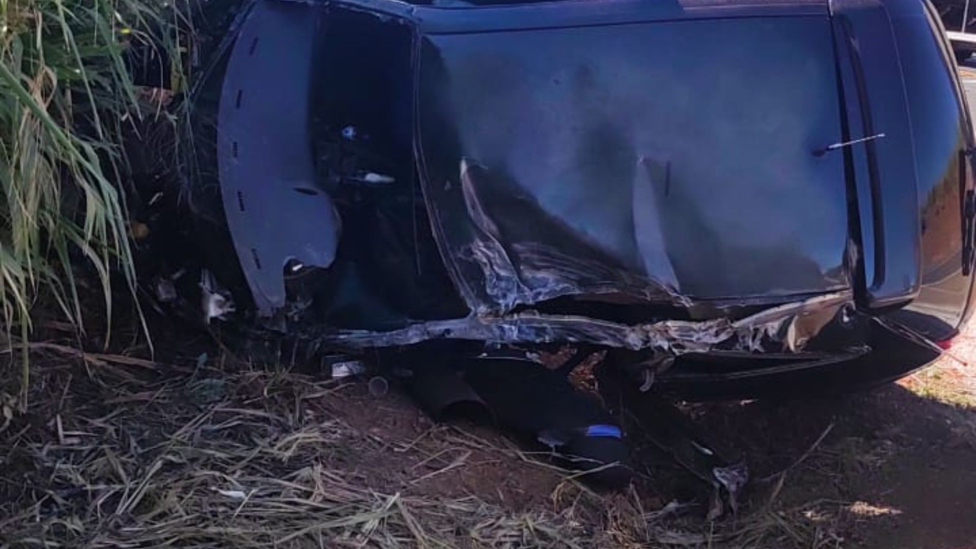 Motorista morre ao ser arremessado de carro após batida com caminhão na BR-365 em Patos de Minas