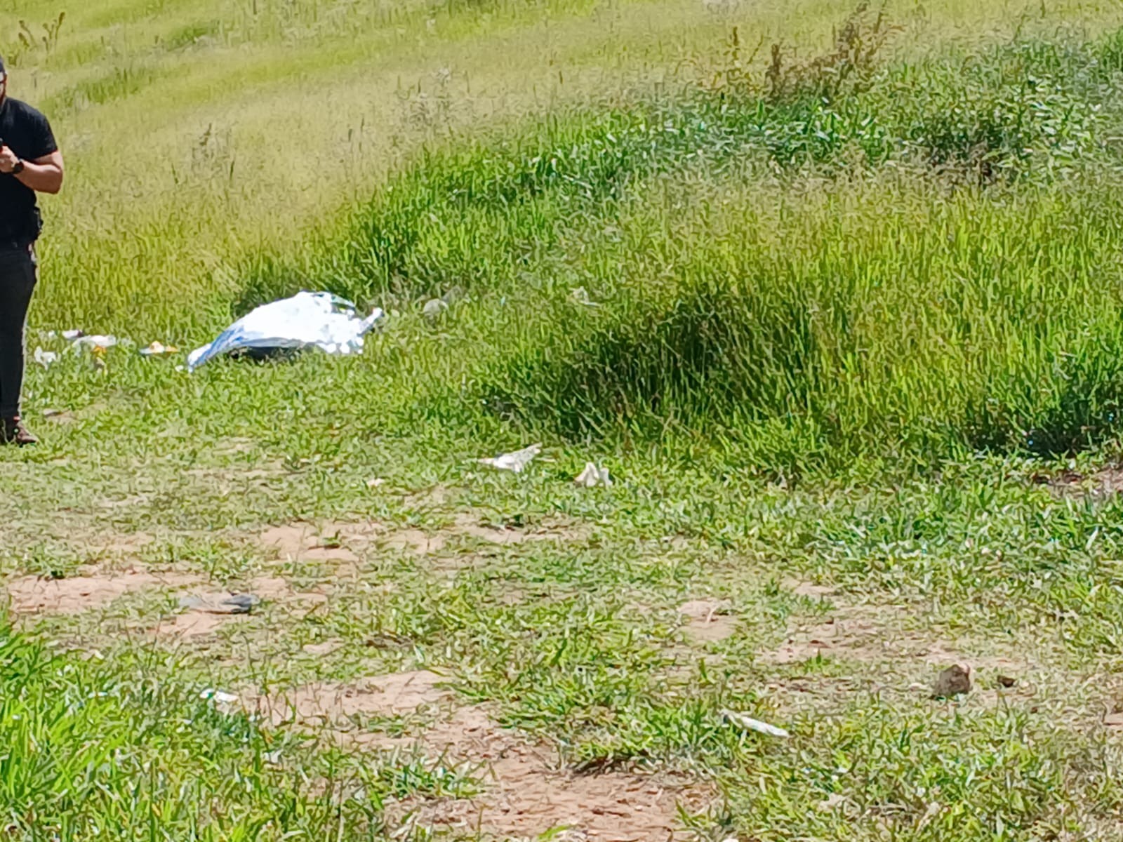 Mulher de 66 anos é encontrada morta com ferimentos no rosto em terreno de Mogi das Cruzes