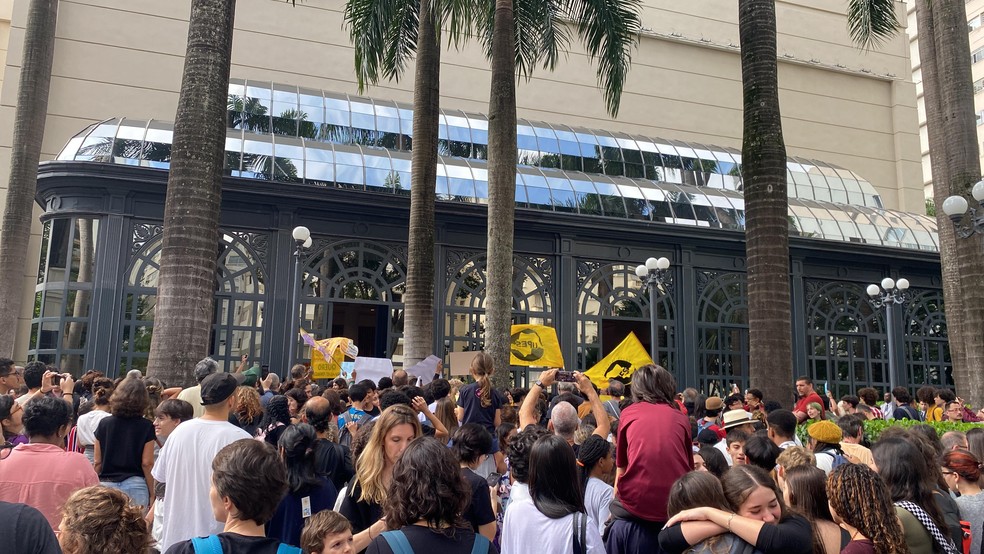 Manifestantes em ato contra racismo em frente ao Shopping Pátio Higienópolis — Foto: Deslange Paiva/g1