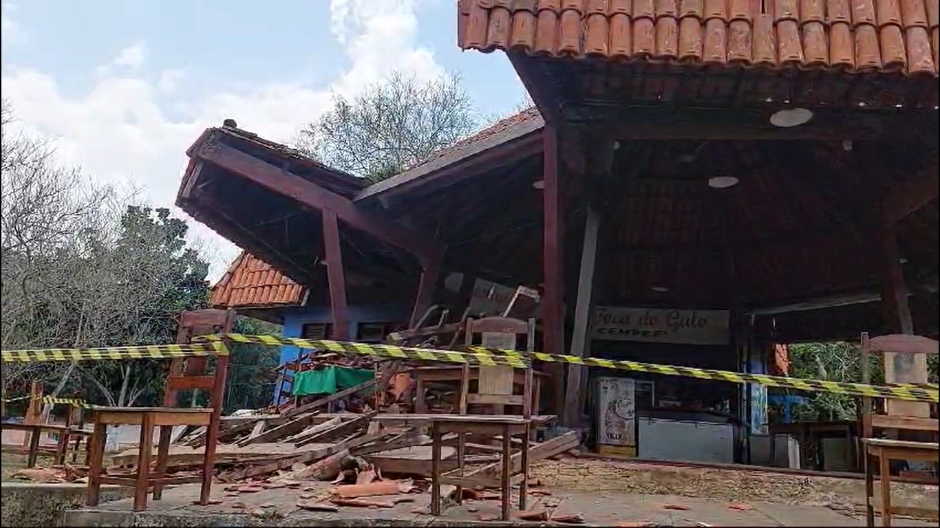 Telhado de restaurante desaba e deixa duas adolescentes feridas em Presidente Figueiredo; VÍDEO