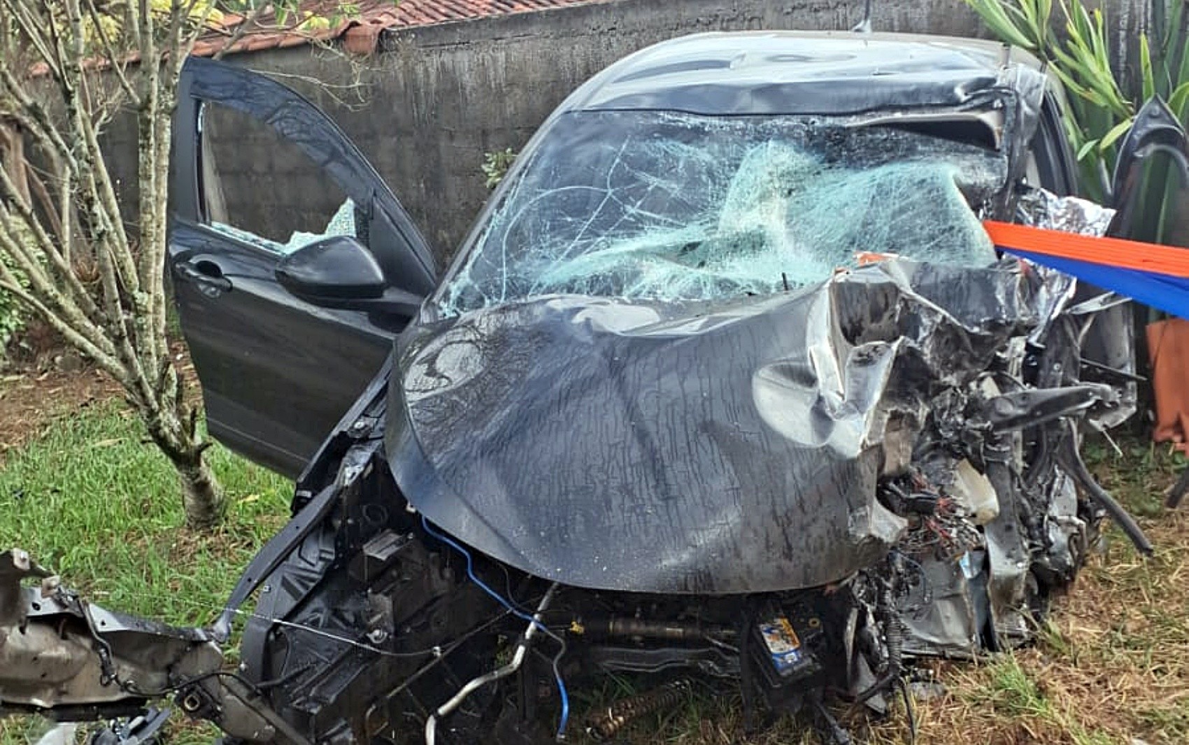 Mulher morre em acidente entre carro e carreta na BR-354, em Itamonte, MG