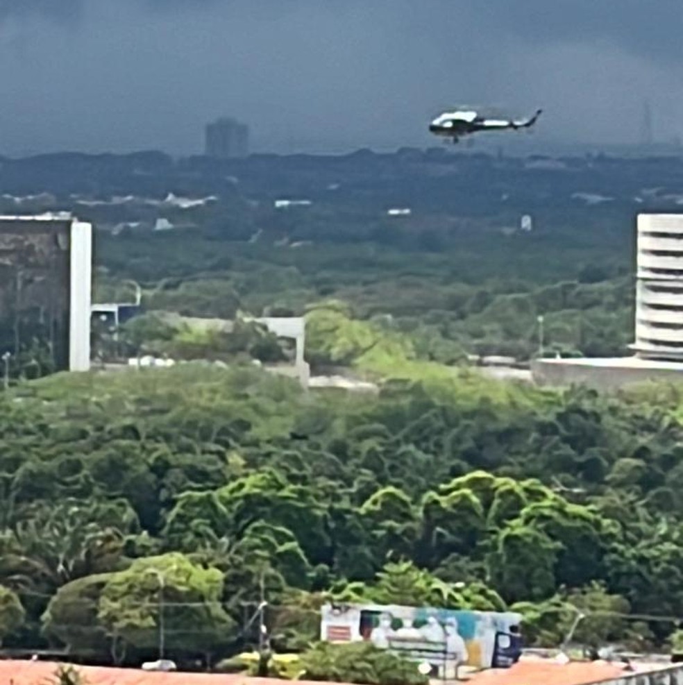 Arcebispo de São Luís sobrevoa a capital com o Santíssimo Sacramento e abençoa a cidade no primeiro dia do ano — Foto: Divulgação