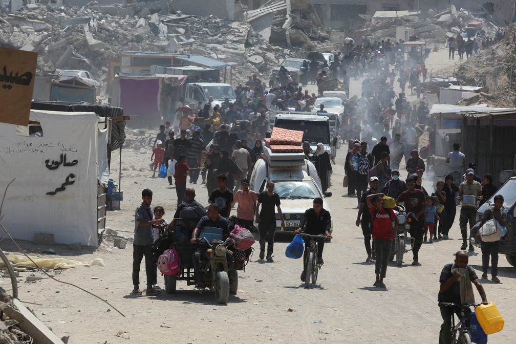 Famílias deixam Khan Younis — Foto: REUTERS/Hatem Khaled