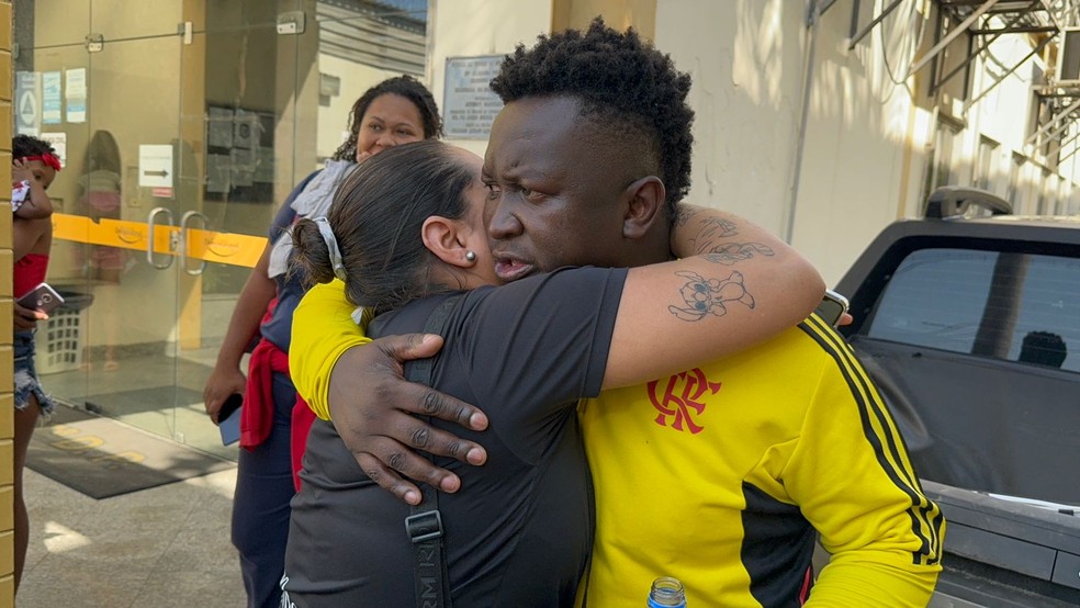 Paulo Sérgio da Silva, pai da menina que desapareceu, é confortado por uma amiga — Foto: Rafael Nascimento/g1 Rio