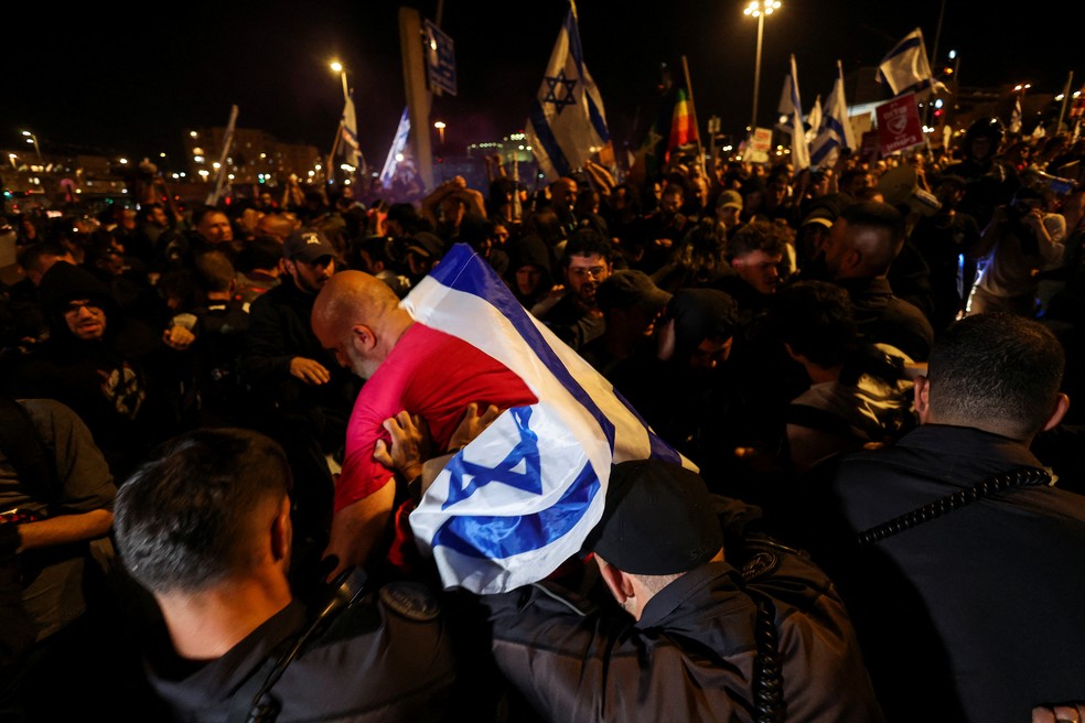 Manifestantes protestam contra o governo de Benjamin Netanyahu em Jerusalém, neste domingo (31/03/2024). — Foto: Reuters