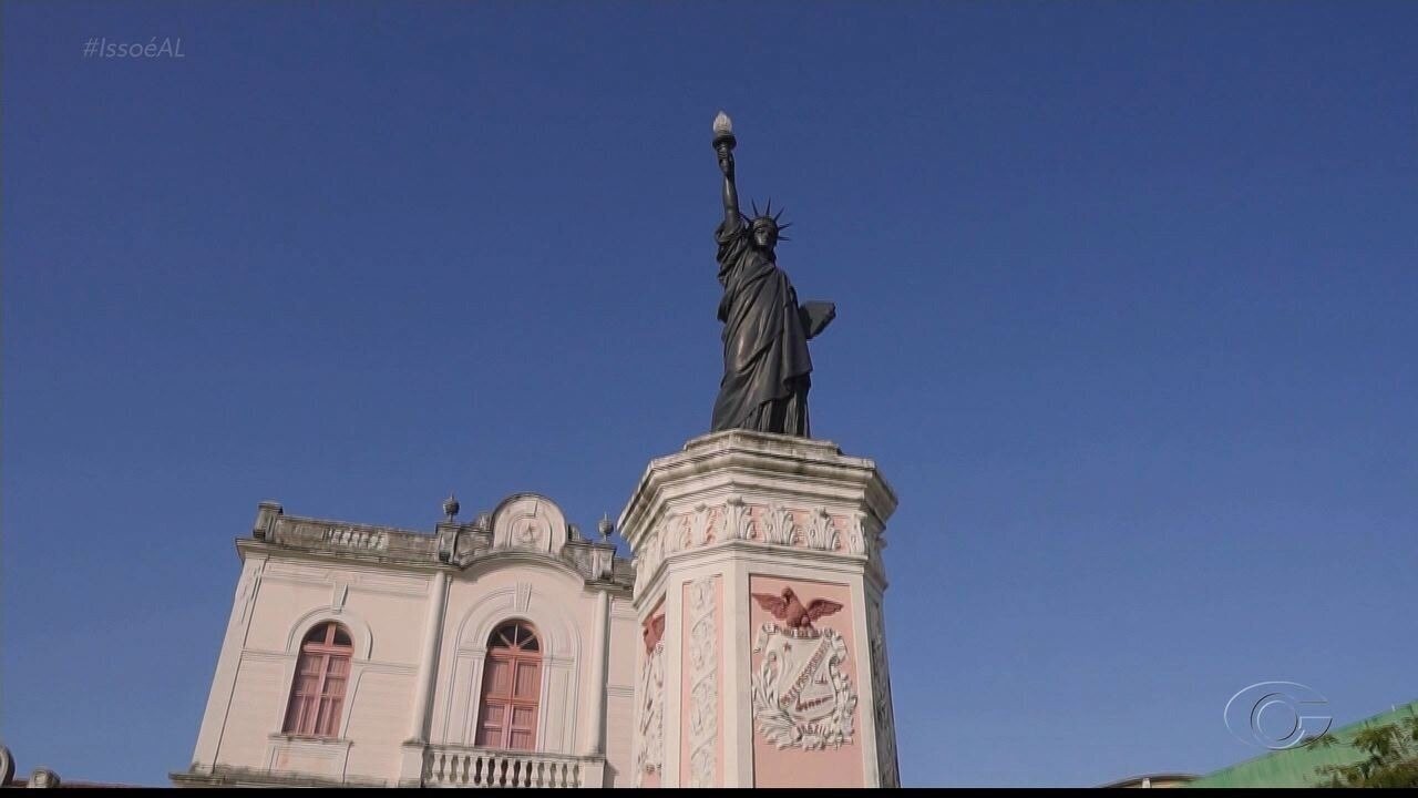 Réplica da Estátua da Liberdade é atração no bairro do Jaraguá, em Maceió
