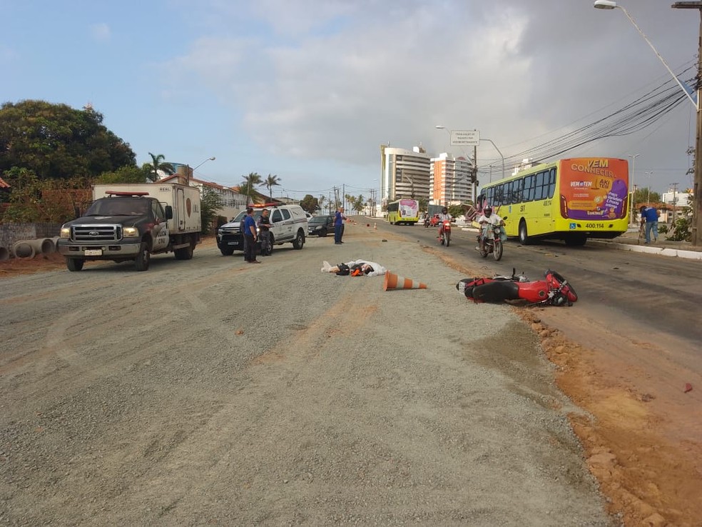 Equipes do IML, Polícia Militar e Polícia Civil estiveram no local do acidente — Foto: Juvêncio Martins/TV Mirante
